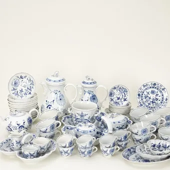 MEISSEN. Großes Kaffeeservice ´Zwiebelmuster`, 20. Jh. (62).