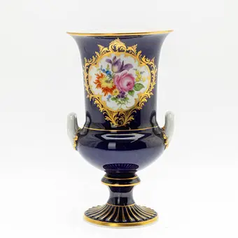 MEISSEN. Kratervase mit kobaltblauen Fond und Blumenmalerei, nach 1945.
