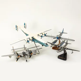 Quatre petits modèles d'avion / modèles statiques, aviateurs navals (4).