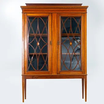 Vitrine édouardienne, acajou avec ornements décoratifs, Angleterre, vers 1910.