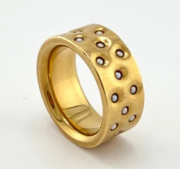Bague avec perles.