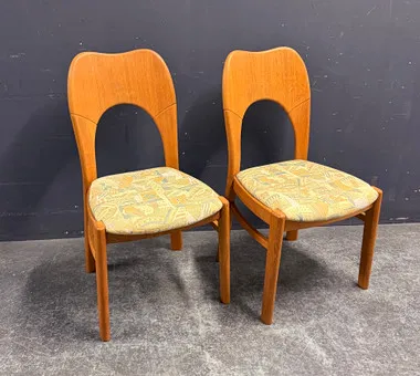 2 chaises.
