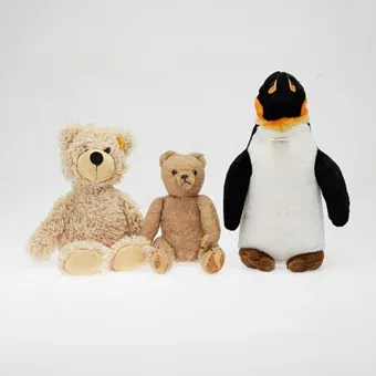 STEIFF. Lot de peluches, textile, plastique, 20e/21e siècle, Allemagne. (3).