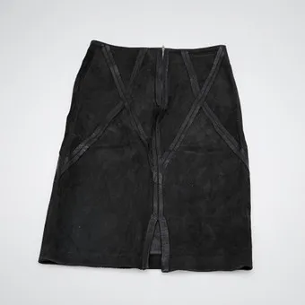 MM6 MAISON MARGIELA. Bleistiftrock / Midi-Rock, Leder, SS 2026, Frankreich.