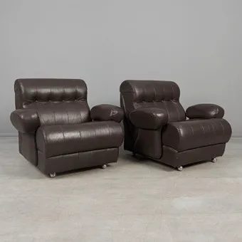SPACE AGE pari nojatuoleja / lounge chairs, nahka, puu, pyörät, 1970-luku. (2).