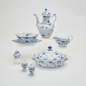 ROYAL COPENHAGEN, pièces de service, décor 'Musselmalet Vollspitze', porcelaine, 20e siècle, Danemark. (7).