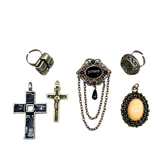 Lot de six bijoux avec divers accessoires.