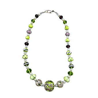 COLLIER DE PERLES DE VERRE VERTES AVEC FERMOIR À CROCHET