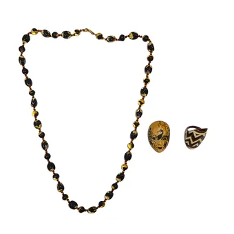 SCHMUCKKONVOLUT MIT HALSKETTE, MASKEN-BROSCHE UND RING, 3-TEILIG.
