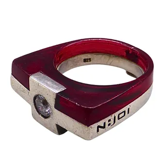 N:JOI RING 925 ZILVER MET ROOD PLASTIC EN ZIRKOON.