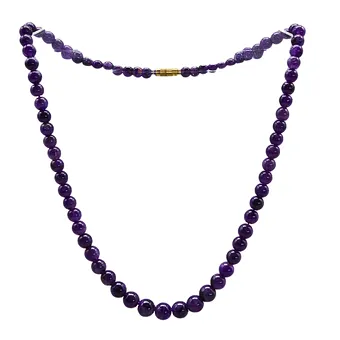 Collier avec perles violettes.