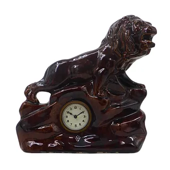 KERAMIK-KAMINUHR MIT LÖWENFIGUR.
