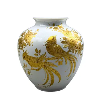 KARL NOSSEK. PORZELLANVASE MIT PARADIESVÖGELN IM GOLDDEKOR VON AK KAISER PORZELLAN.