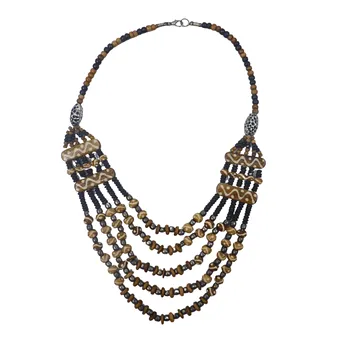 Collier multi-rangs en perles de bois avec éléments à motifs.