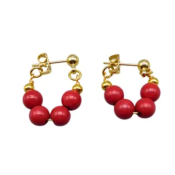 Oorbellen met parels en vergulde metalen sluiting.