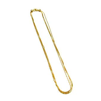 Collier 3 rangs en métal de couleur dorée.