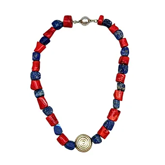 Ketting van rode en blauwe stenen met magneetsluiting