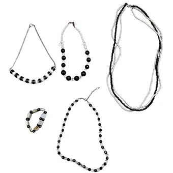 SCHMUCK-SET AUS VIER KETTEN UND EINEM ARMBAND.