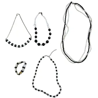 PARURE DE BIJOUX COMPOSÉE DE QUATRE COLLIERS ET D'UN BRACELET.