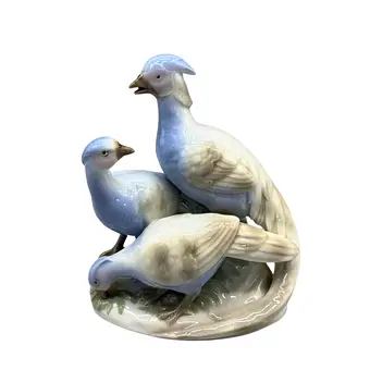 ART DECO PORSELEINEN BEELDJE VAN EEN VOGELFAMILIE.