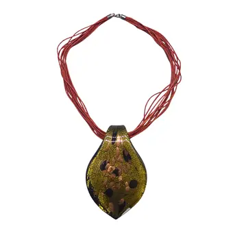 Collier en verre de Murano avec pendentif en forme de goutte.