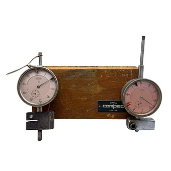 Deux comparateurs mécaniques de précision de la marque Carl Mahr d'Esslingen avec coffret en bois.