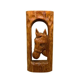 WANDRELIEF AUS HOLZ MIT DEM PORTRÄT EINES PFERDES.