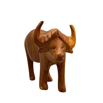 Handgesneden houten figuur van een waterbuffel