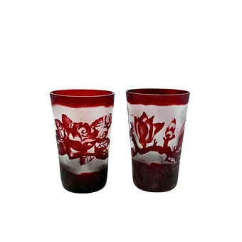KRÖMER. ZWEI GLASBECHER MIT BLUMENDEKOR.