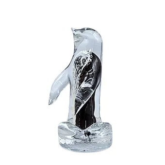 PINGUIN-FIGUR AUS KRISTALLGLAS AUF EINEM EISSCHOLLEN-SOCKEL.