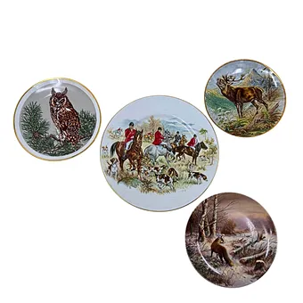 SOUBOR ČTYŘ RŮZNÝCH PORCELÁNOVÝCH TALÍŘŮ S MOTIVY ZVÍŘAT.
