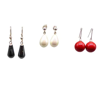 2 PAIRES DE BOUCLES D'OREILLES PENDANTES ET 1 PAIRE DE CLOUS D'OREILLES, ONYX NOIR, CORAIL ET PERLE D'EAU DOUCE ET ARGENT 925