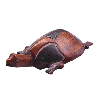 HANDGESCHNITZTE SCHILDKRÖTEN-FIGUR AUS HOLZ.