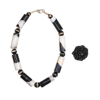 NECKLACE WITH PATTERNED BEADS AND ELASTIC RING.