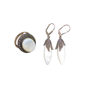 SCHMUCKSET MIT PERLMUTT UND MARKASITEN.