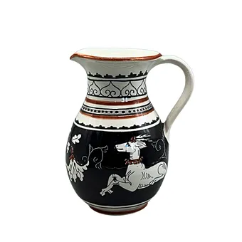 SIENA. HANDGEMACHTE HENKELKRUG AUS KERAMIK MIT HIRSCHMOTIVEN.