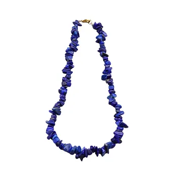 COLLIER EN ÉCLATS DE LAPIS-LAZULI AVEC FERMOIR EN ARGENT 925 DORÉ.