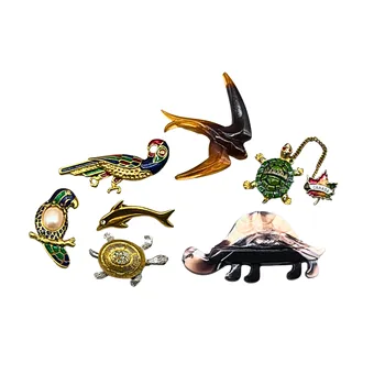 Lot van 7 verschillende broches.