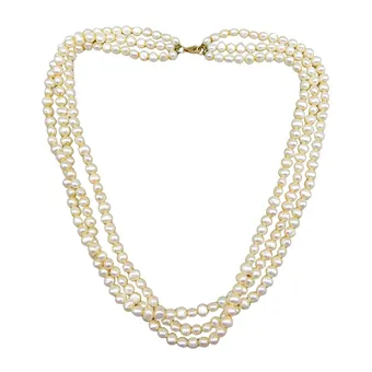 Collier de perles à trois rangs avec fermoir à mousqueton en or jaune 585, poinçon de maître.