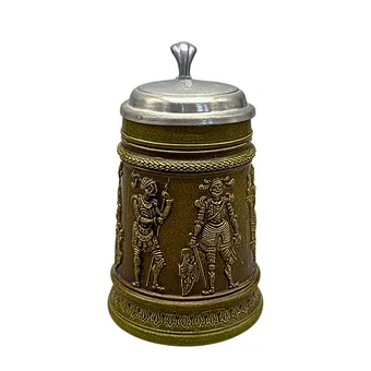CHOPE À BIÈRE EN GRÈS AVEC COUVERCLE EN ÉTAIN ET RELIEF DE CHEVALIER.