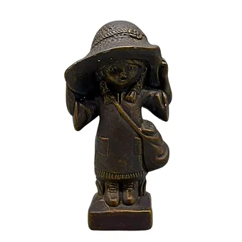 GEBRONSD TERRACOTTA BEELD VAN EEN MEISJE MET ZONNEHOED.