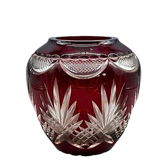 VASE EN CRISTAL RUBIS AVEC DÉCOR TAILLÉ.