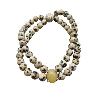 BRACELET EN JASPE DALMATIEN - PERLES ET PIERRE CENTRALE EN CALCÉDOINE MIEL.