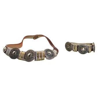 Ensemble 2 pièces composé d'un collier et d'un bracelet assorti avec garniture métallique.