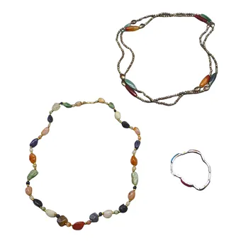 Ensemble de deux colliers et un bracelet avec pierres colorées.