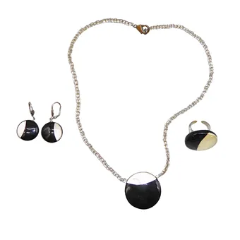 MODESCHMUCK-SET MIT RUNDEN ELEMENTEN IN SCHWARZ UND PERLMUTT-OPTIK, 3-TEILIG.