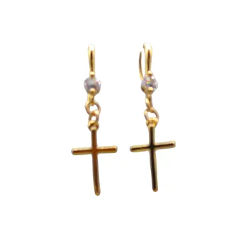 HÄNGEOHRRINGE MIT EINEM KREUZ.