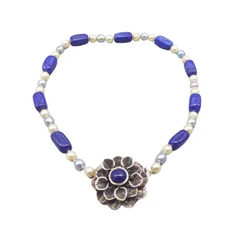 HALSKETTE MIT EINER 925ER SILBERBLUME, LAPISLAZULI UND PERLEN.