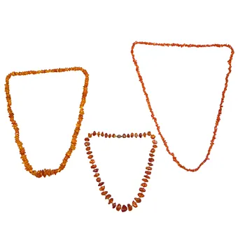 Lot de trois colliers avec éclats dans différentes nuances cognac et miel.