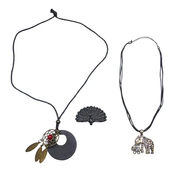 Ensemble de deux colliers avec pendentifs et une broche
